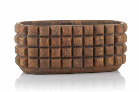 Ozdobna donica owalna imitująca postarzaną rdzawą ceramikę, z charakterystyczną powierzchnią, boki ozdobione są wypukłymi, kwadratowymi kostkami ułożonymi w równych rzędach, co tworzy efekt 3D i nadaje całości industrialno-nowoczesny wygląd.